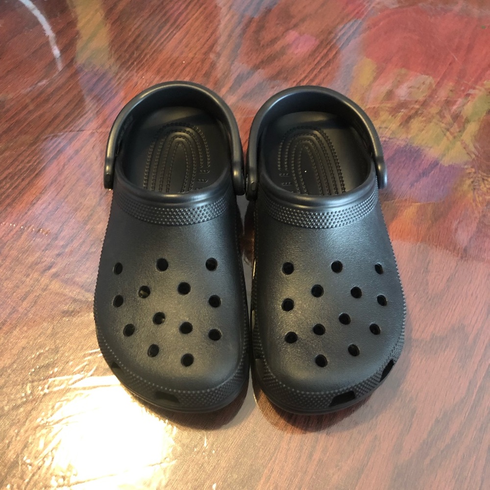 Crocs -black -women 8 -mens 6 -used good condition